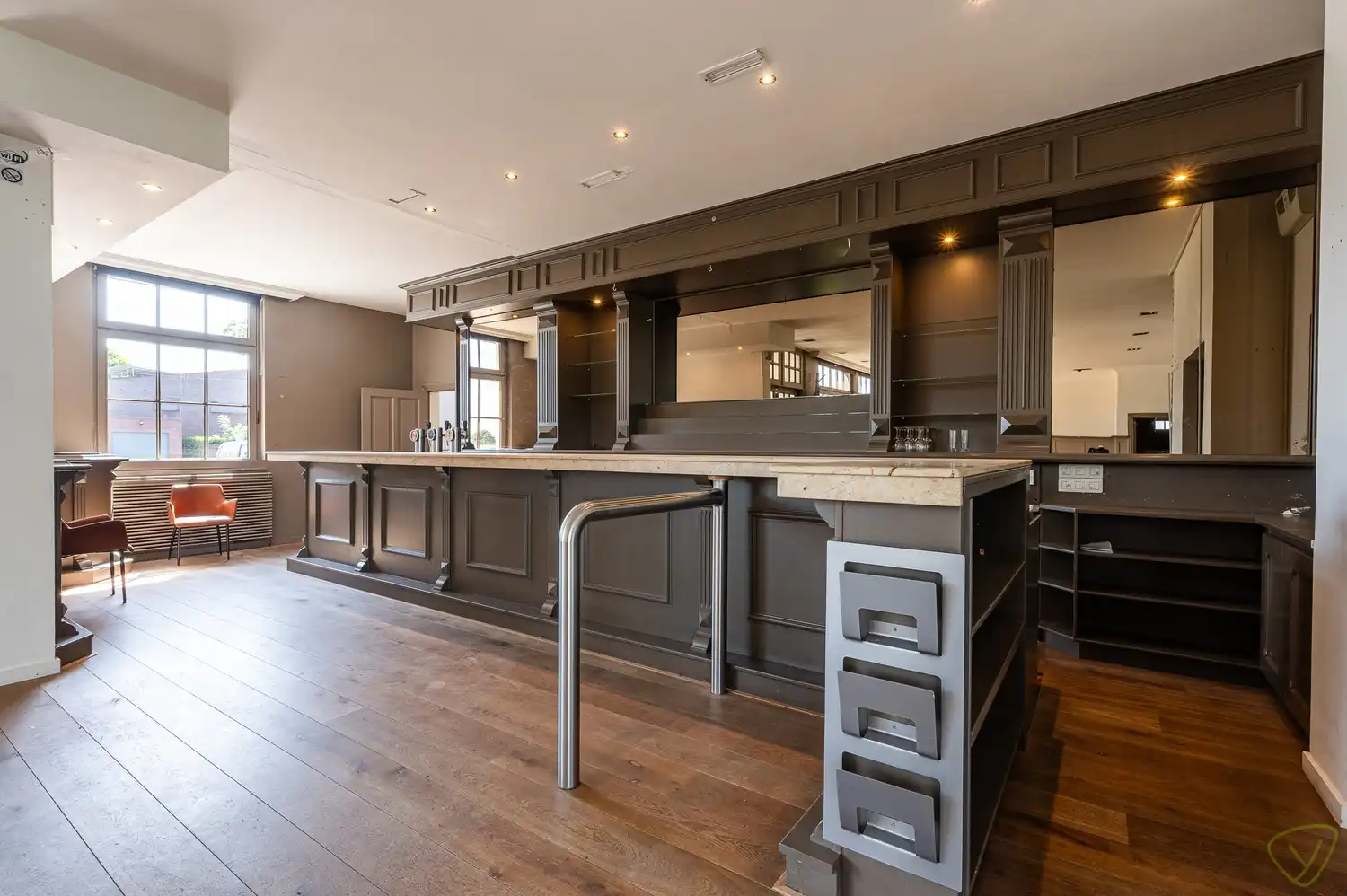 Veelzijdig handelspand met woonst op toplocatie in Lembeke foto 6