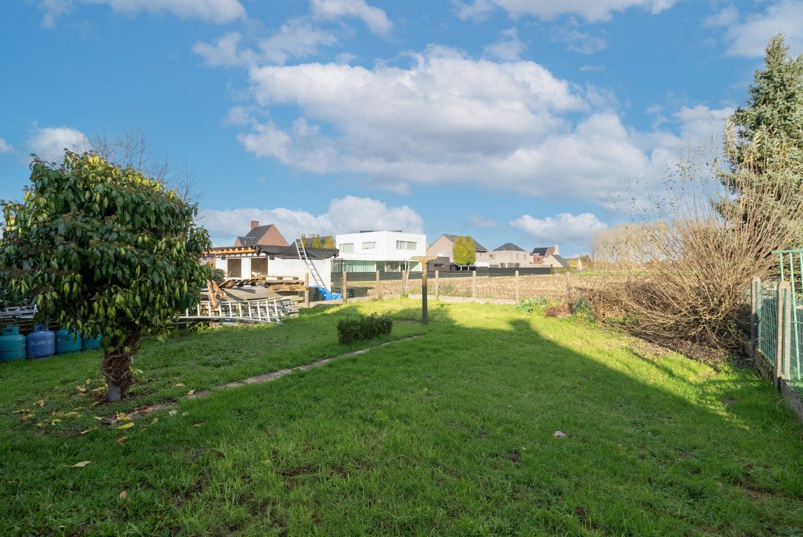 RUSTIG GELEGEN KLOEKE WONING foto 11