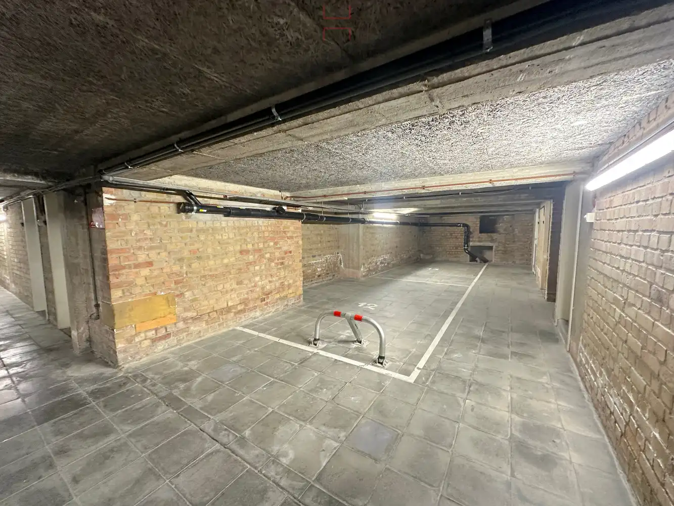 Twee parkeerplaatsen in een zijstraat van de Lippenslaan foto 2