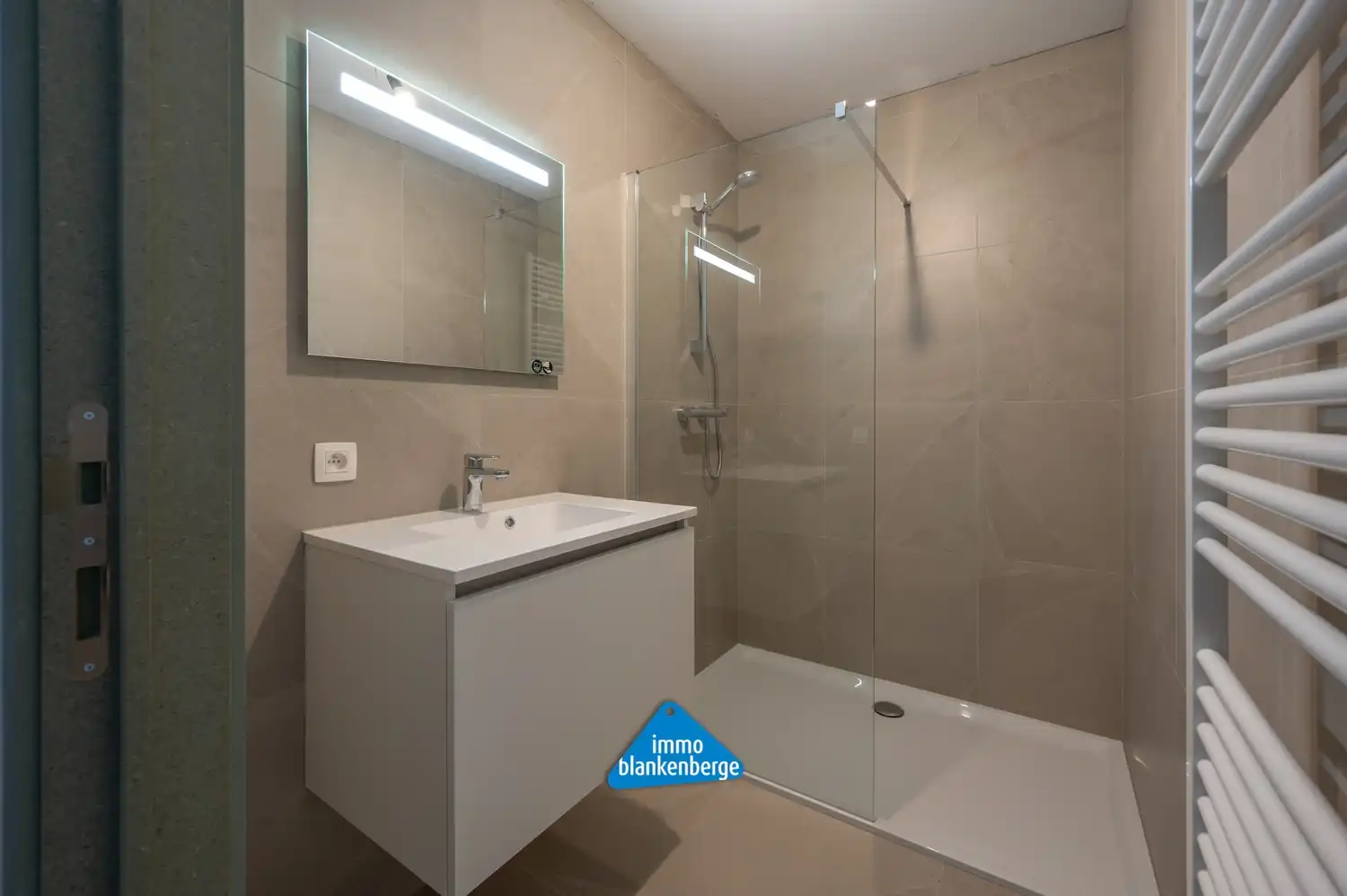 Appartement te koop op topligging aan de Zeedijk met prachtig zicht op de Pier van Blankenberge foto 11