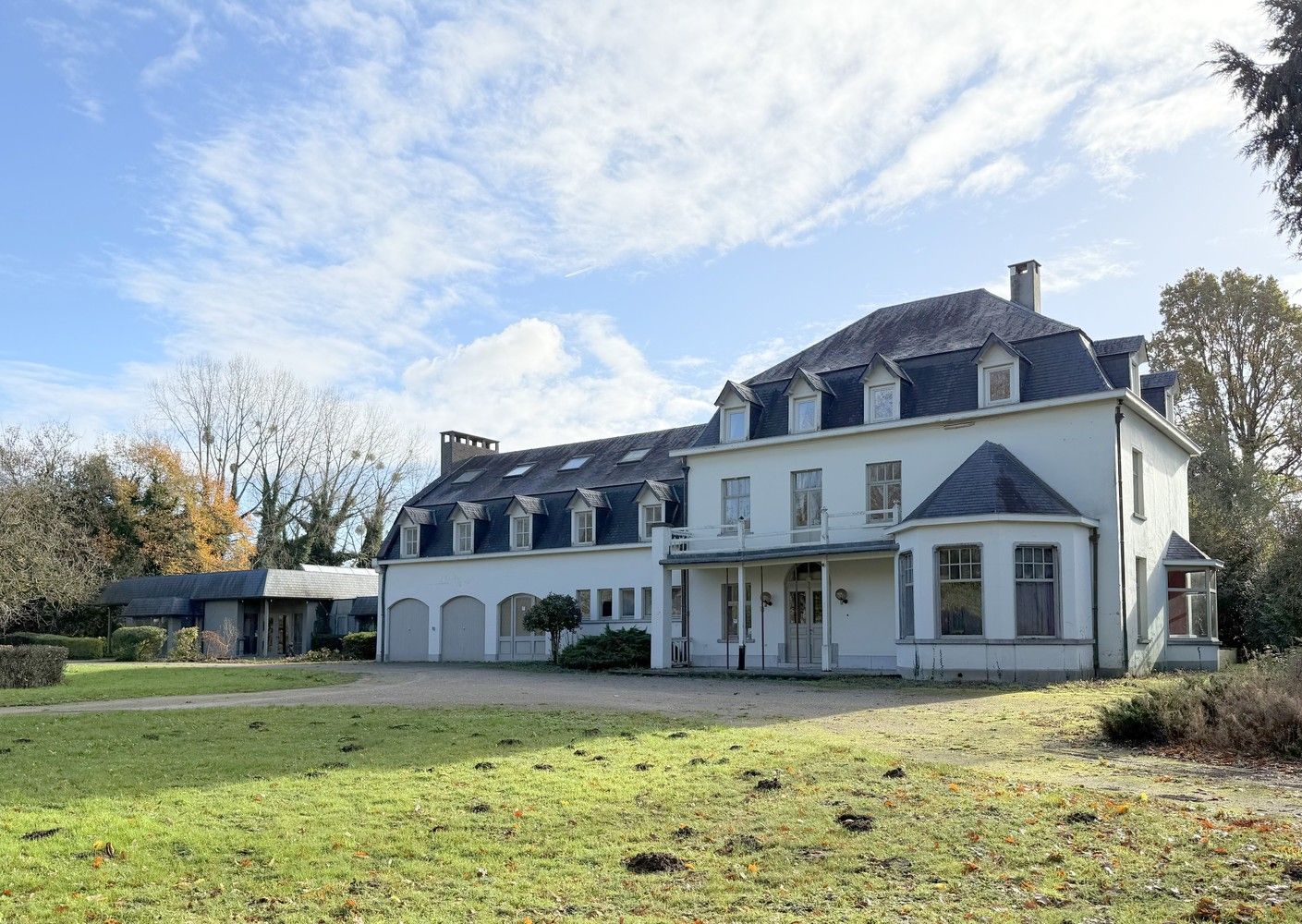 Kasteelvilla met karakter en eindeloze mogelijkheden foto {{pictureIndex}}