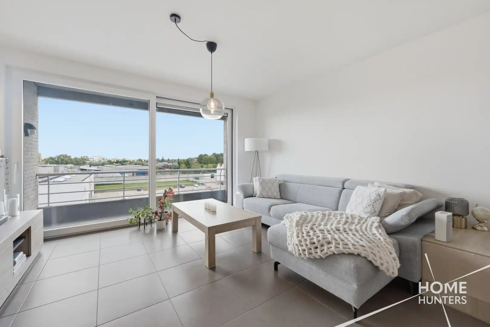 Ruim appartement met twee slaapkamers, een vernieuwde badkamer en 2 unieke terrassen.  foto 6