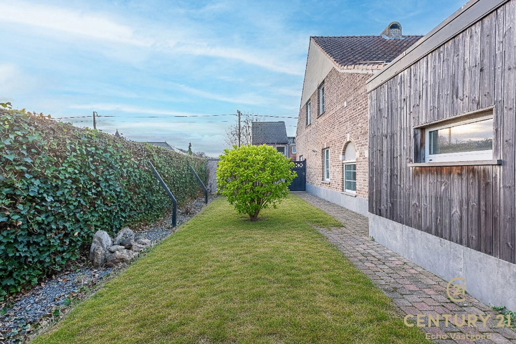 Stijlvolle vrijstaande woning met zwembad, poolhouse en tuin foto 32