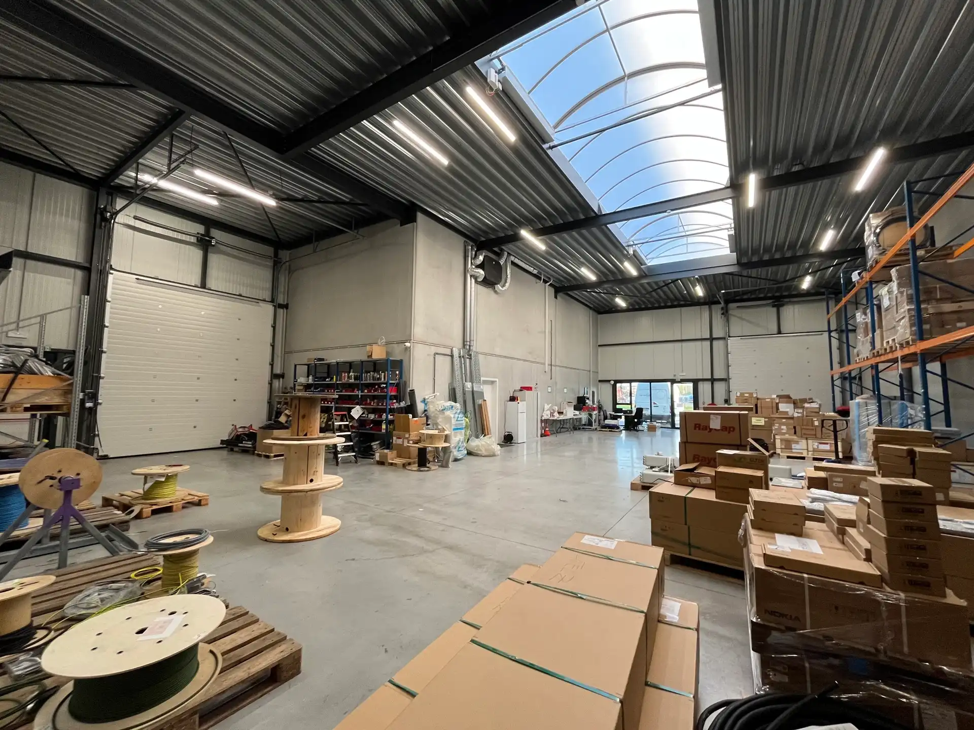 Nieuwbouw magazijn 332m²  met instapklare kantoren 170m² foto 2