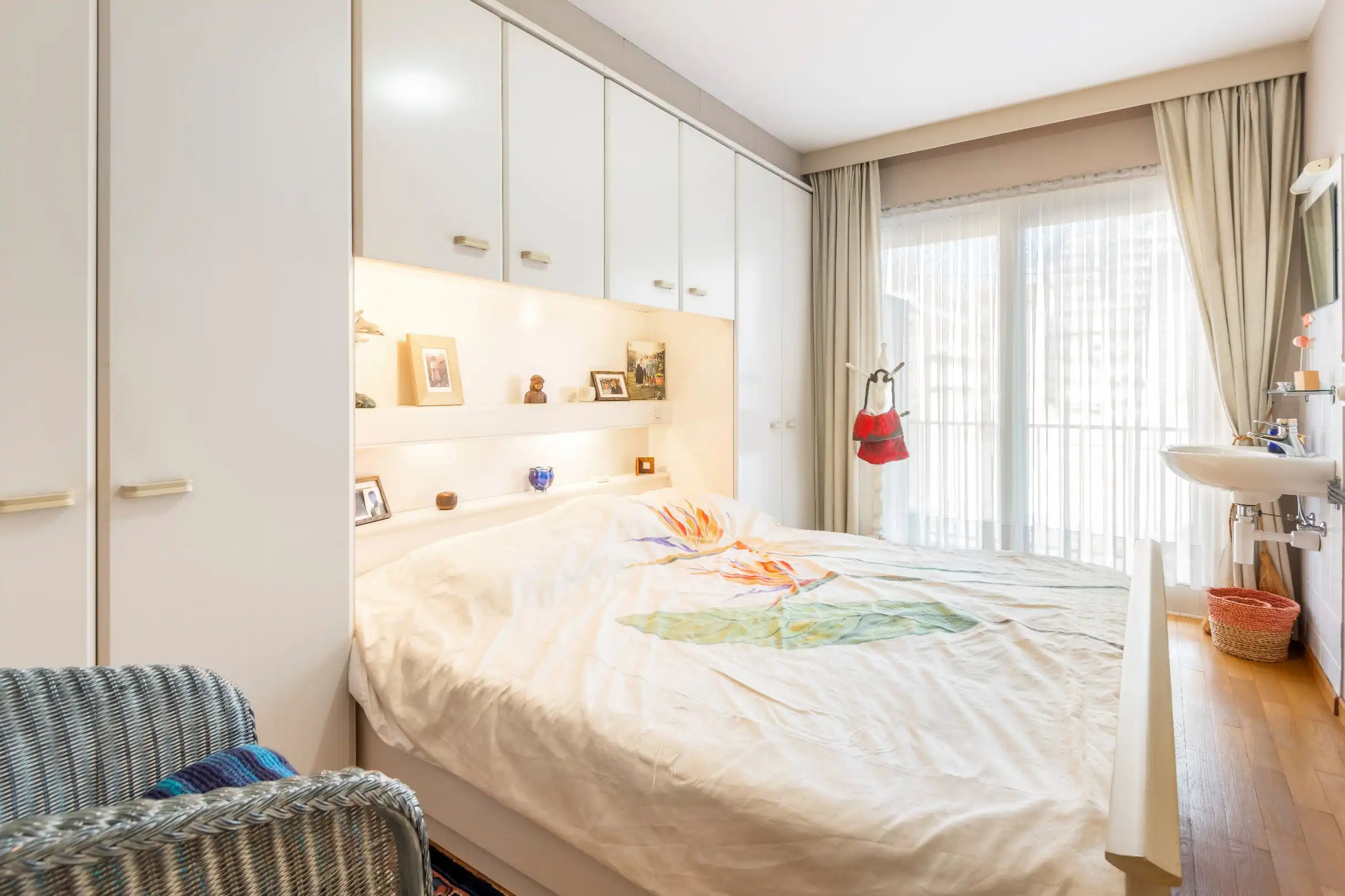 Zeer goed onderhouden zuidgericht appartement, centraal gelegen dichtbij het strand en de winkels. Parking mogelijk. foto 14