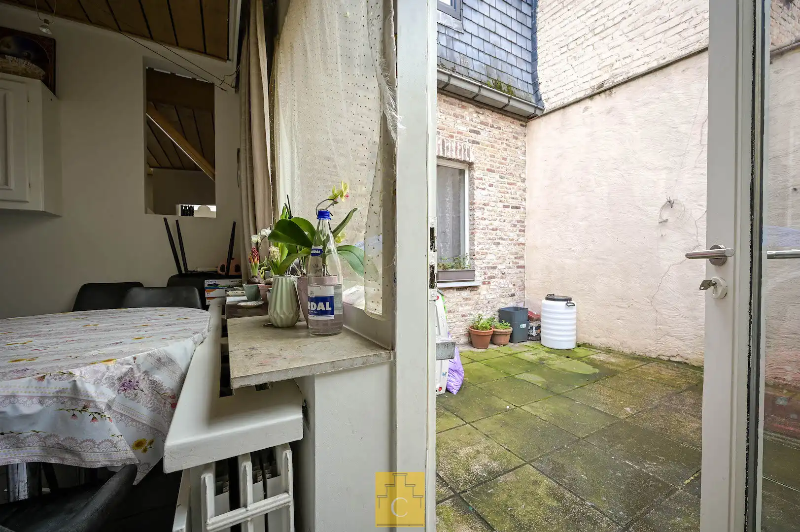 Brugs huis in de schaduw van Jeruzalemkerk, authentieke 16e-17e eeuwse gevel foto 7