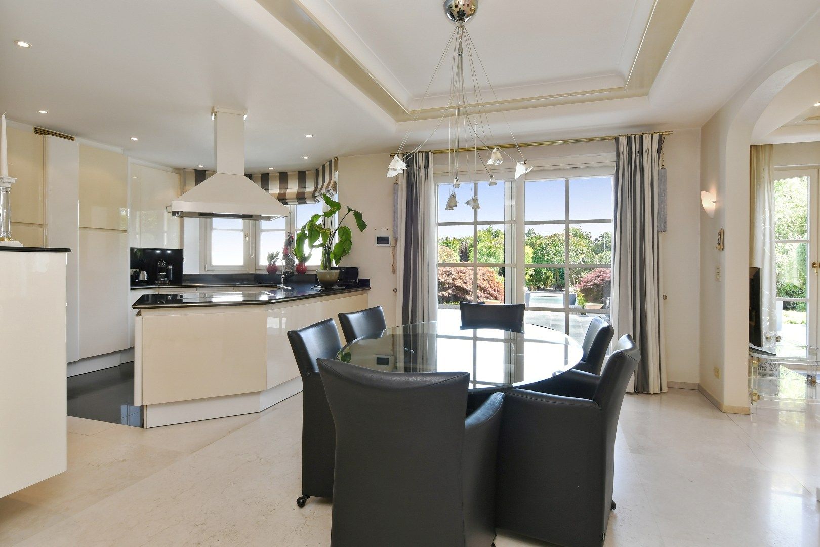 Exclusieve villa met zwembad, poolhouse en royale leefruimtes foto 7