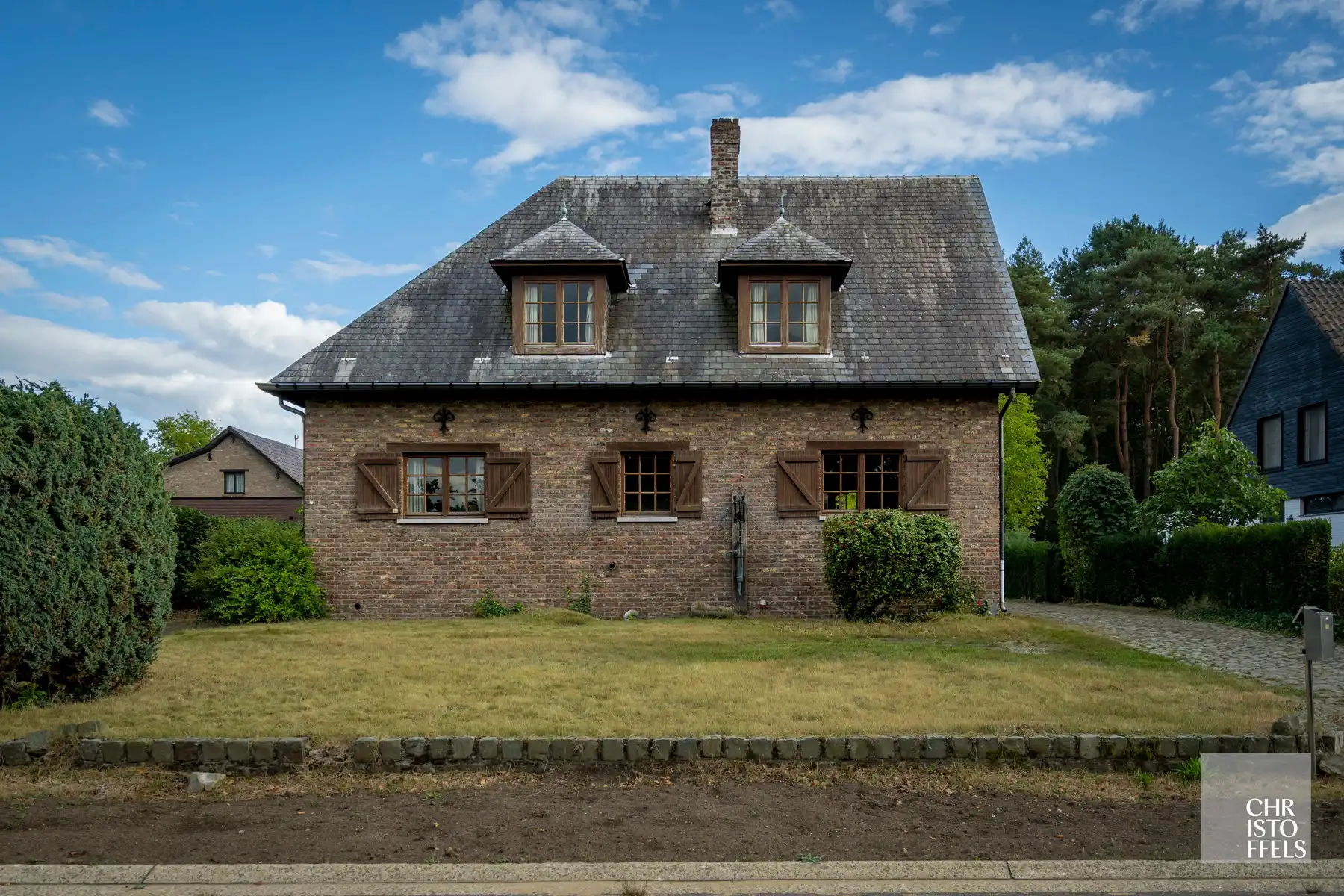 Hoofdfoto van de publicatie: Te renoveren landhuis met bijgebouw van ca 70m² op perceel van 1.390 m² 
