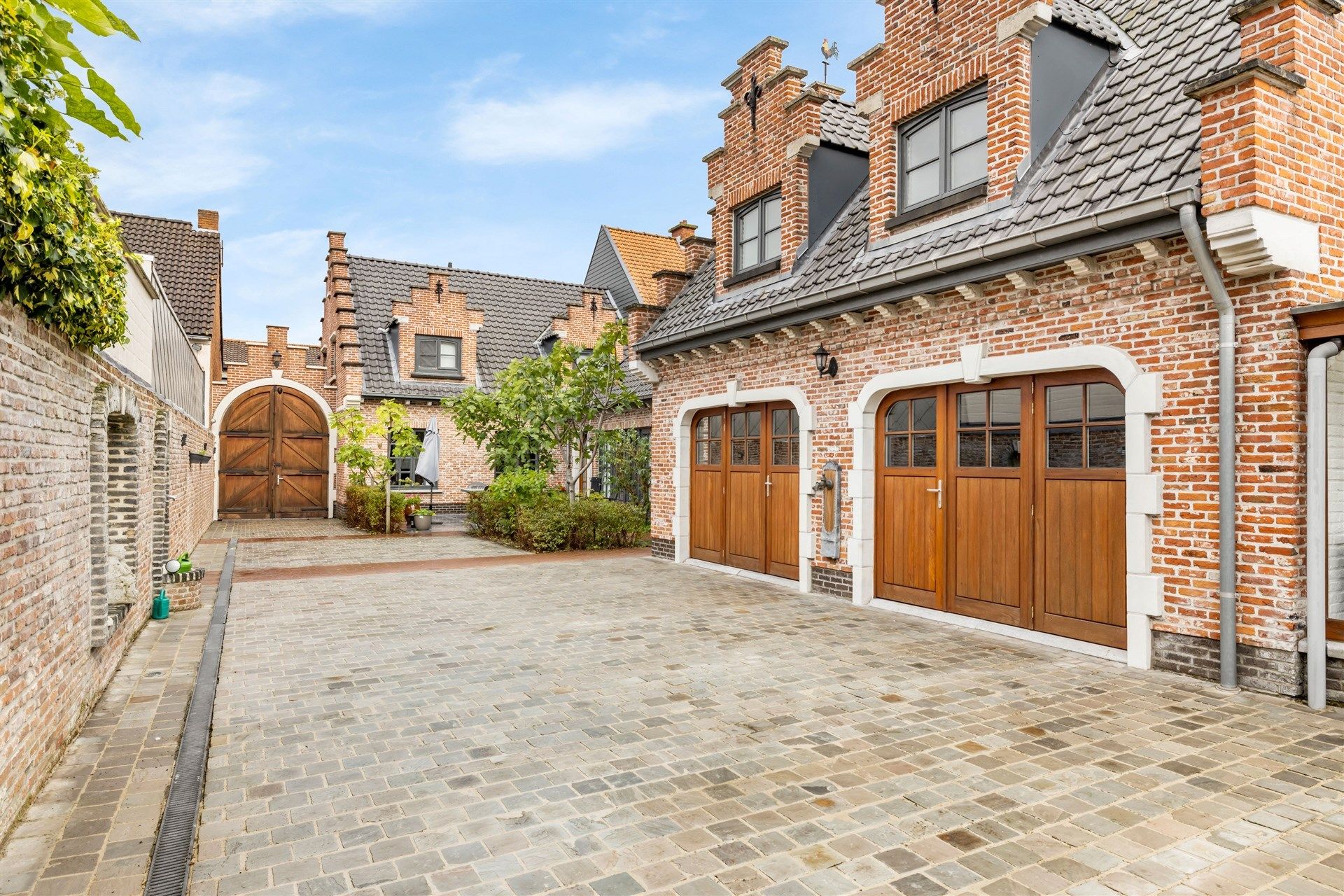 Karaktervolle gezinswoning met mooi aangelegde binnenplaats, dubbele garage en tal van mogelijkheden foto 24