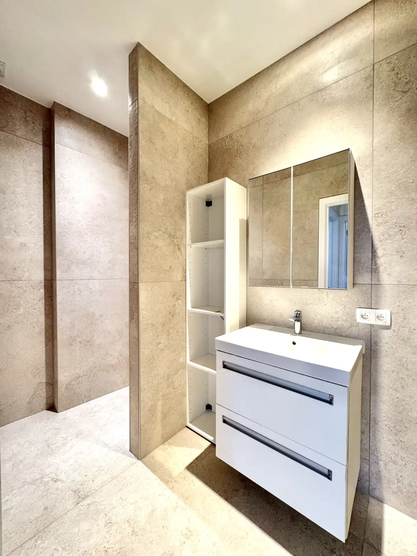 GELIJKVLOERS APPARTEMENT| 2 KAMERS | 1 PARKEERPLAATS | TERRAS foto 13