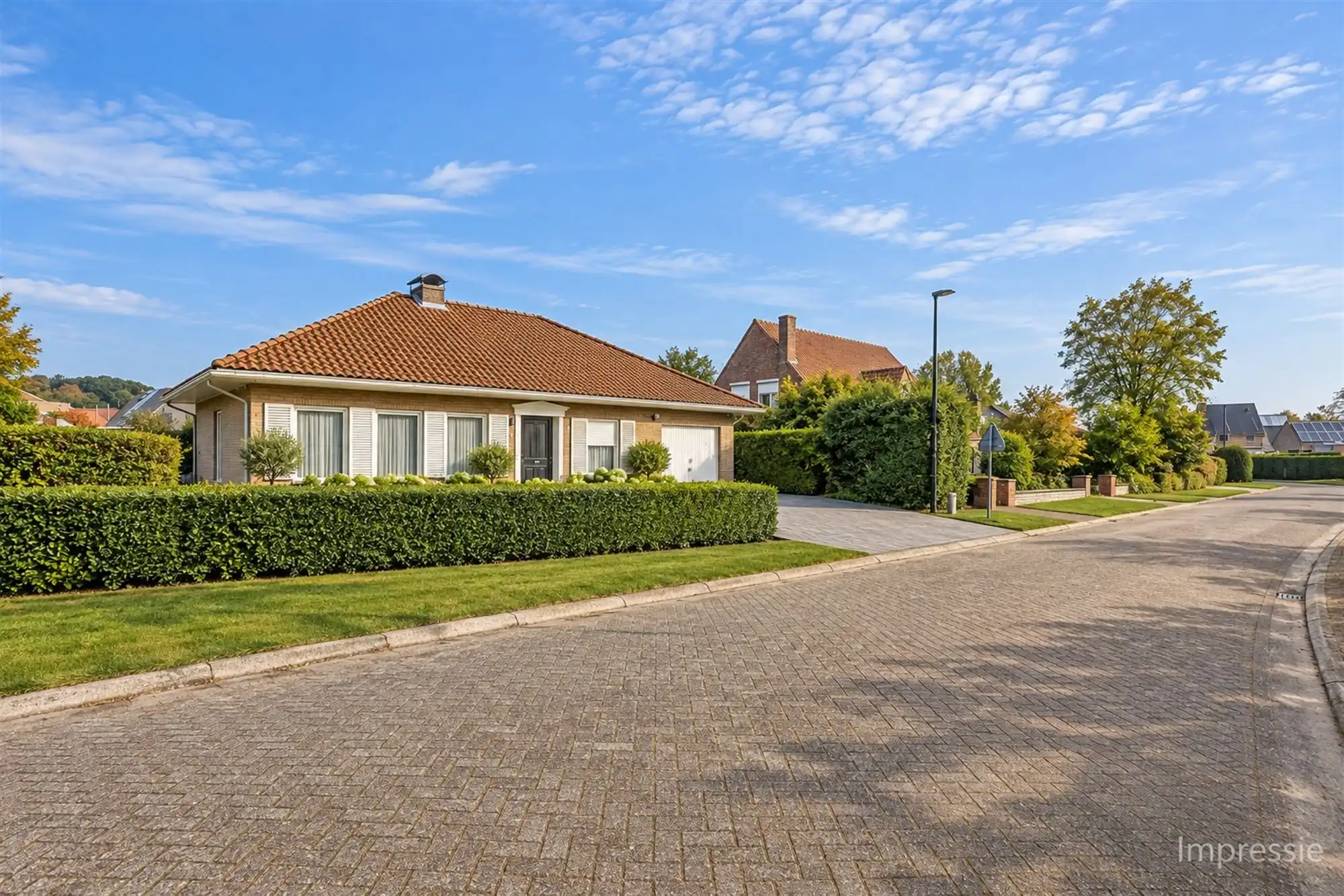 Ruime gelijkvloerse villa met garage en grote tuin foto 2