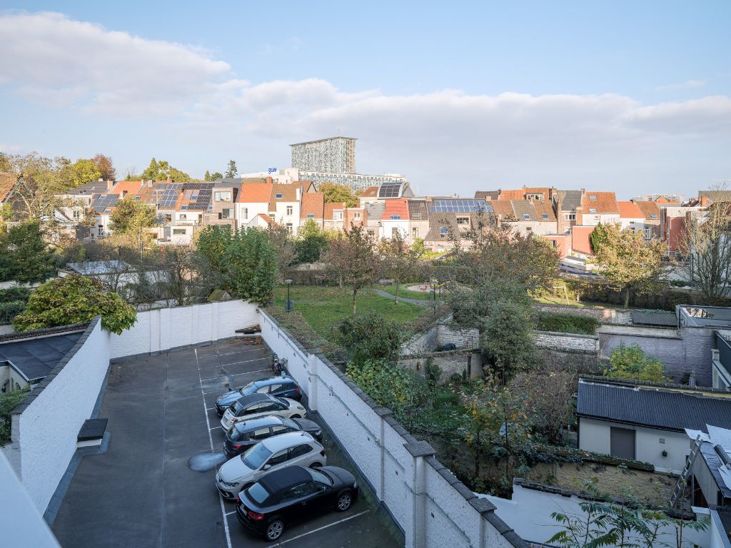 Gent - omgeving Sint-Pietersstation. Lichtrijk, instapklaar app (109 m2) op de 3de verdieping met 2 slaapkamers en aangenaam terras. foto 17