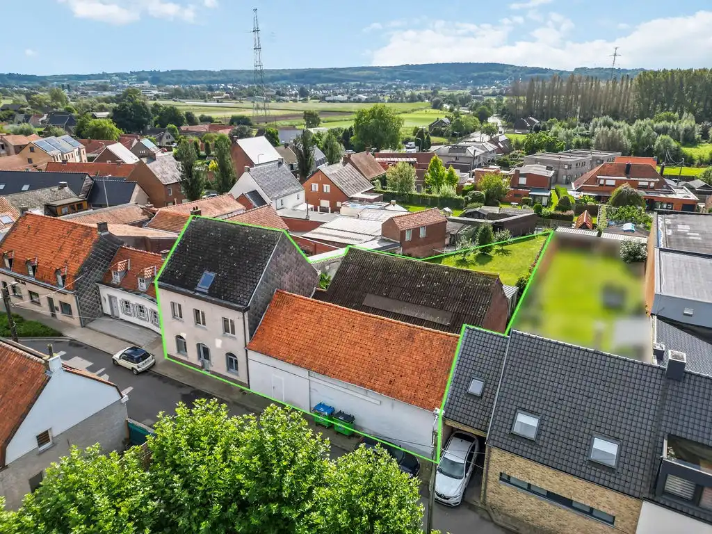 Hoofdfoto van de publicatie: Ruim woonhuis met ruim magazijn op 908m²!