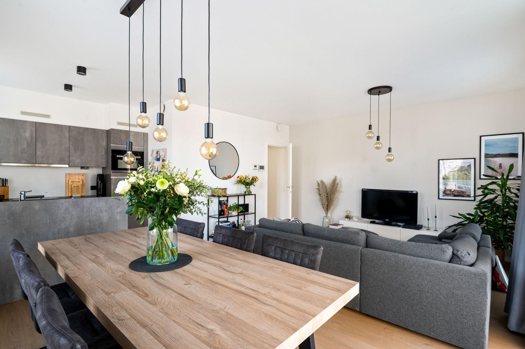 Modern appartement met terras, berging en parking foto {{pictureIndex}}