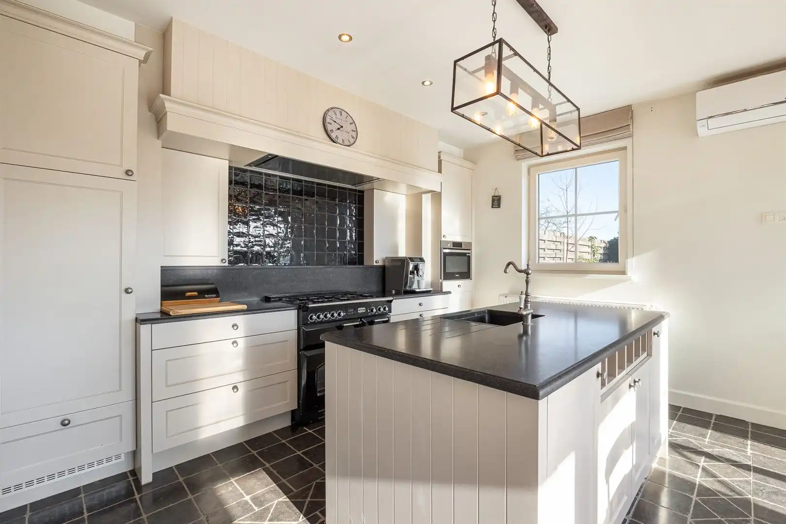 Ruime instapklare woning met 4 slaapkamers! foto 4