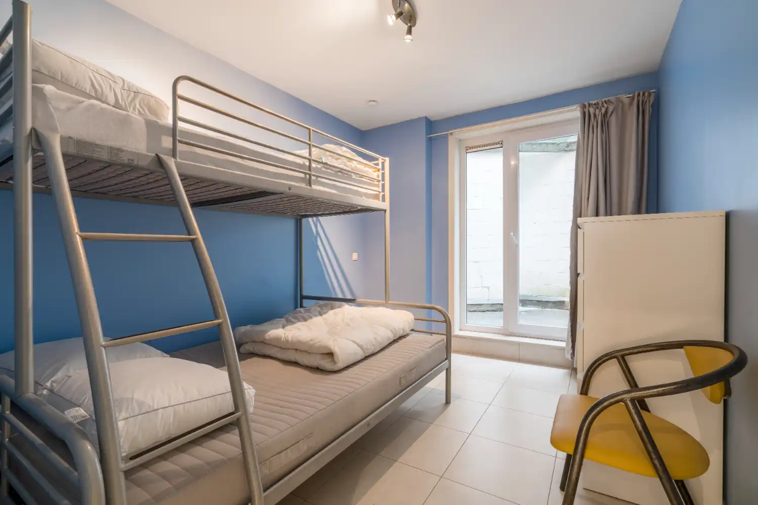 Ruim gelijkvloers appartement met drie slaapkamers en twee badkamers. In het centrum en dichtbij de Dijk en het strand van Blankenberge. Dit appartement wordt gemeubeld verhuurd. foto 10