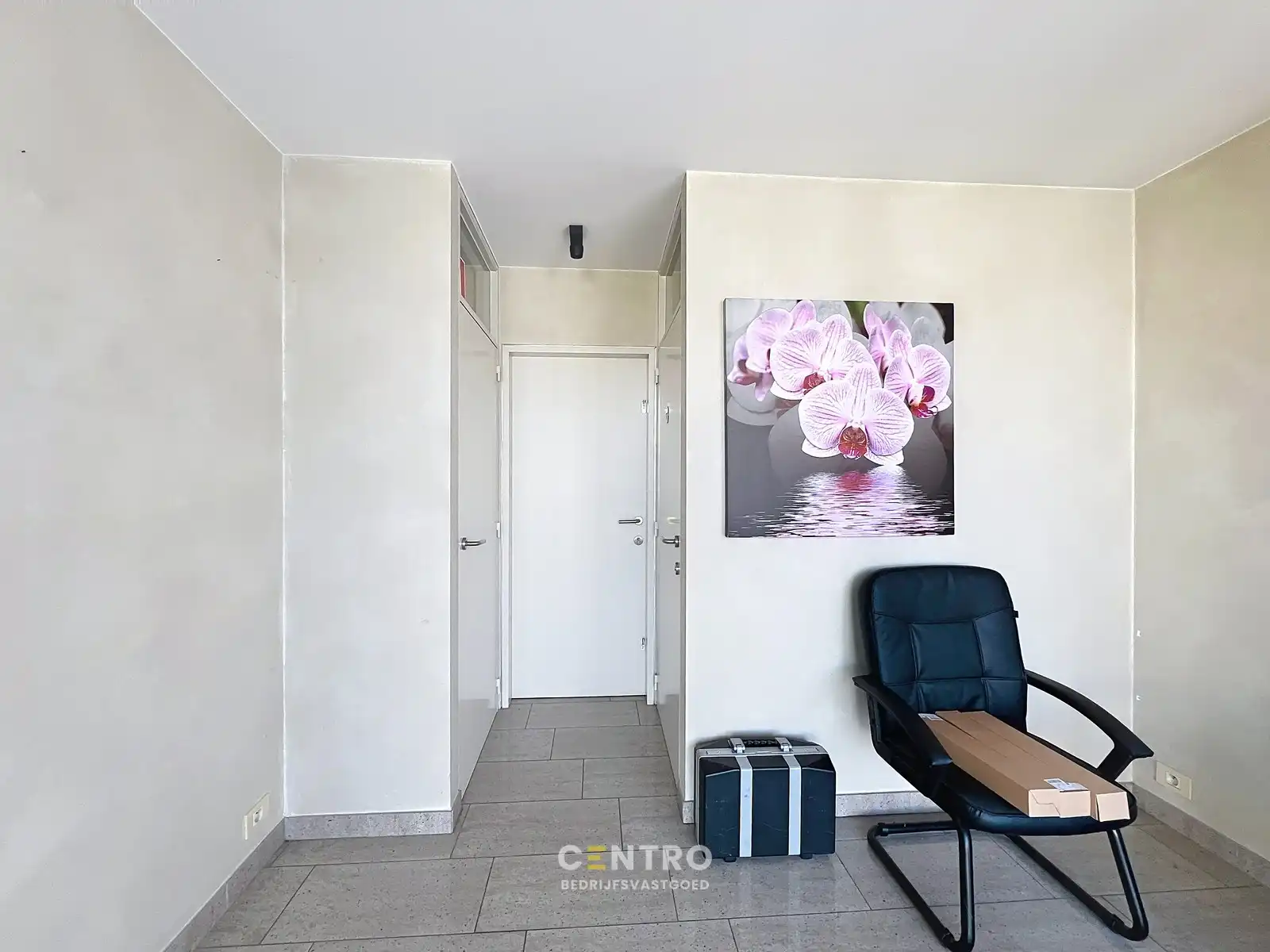 Instapklare, gemeubileerde KANTOORRUIMTE TE HUUR met 5 private parkeerplaatsen voor de deur. Op strategische ligging te Roeselare! foto 7