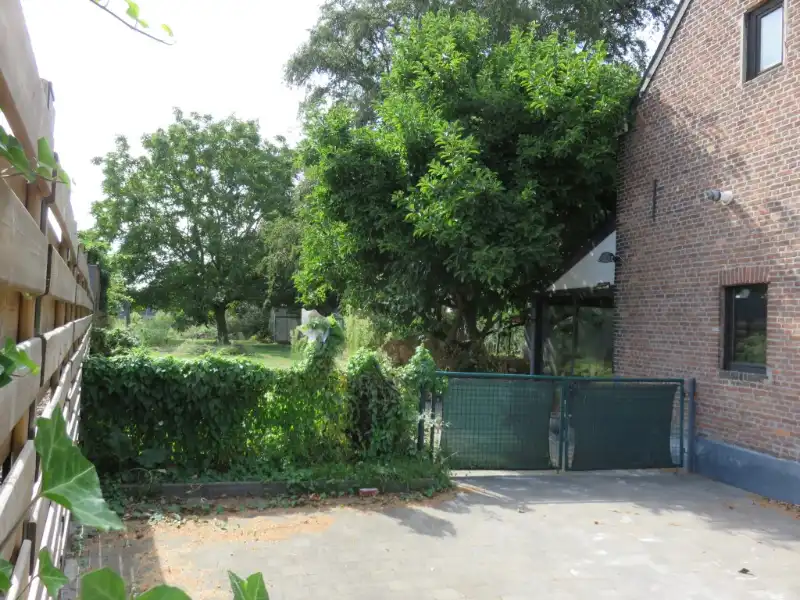 Totaal te renoveren woning op groot perceel van ca. 1270m² foto 2
