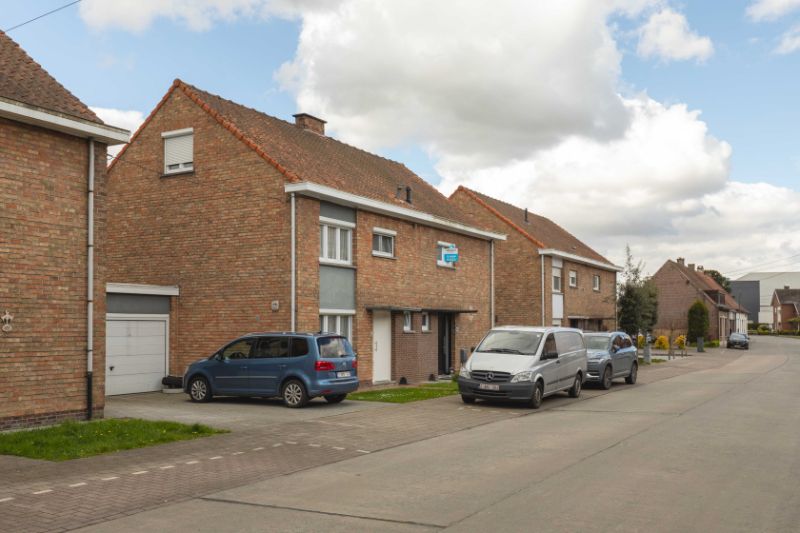 Roeselare : Toffe gezinswoning met 4 slaapkamers, grote garage en zuid gerichte tuin. Opp 243 m² foto 4