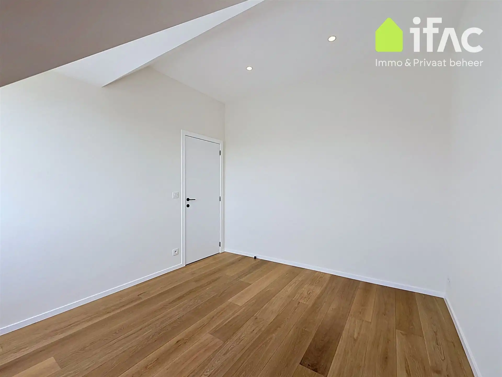 Lichtrijke gerenoveerde rijwoning met zonnig terras foto 13