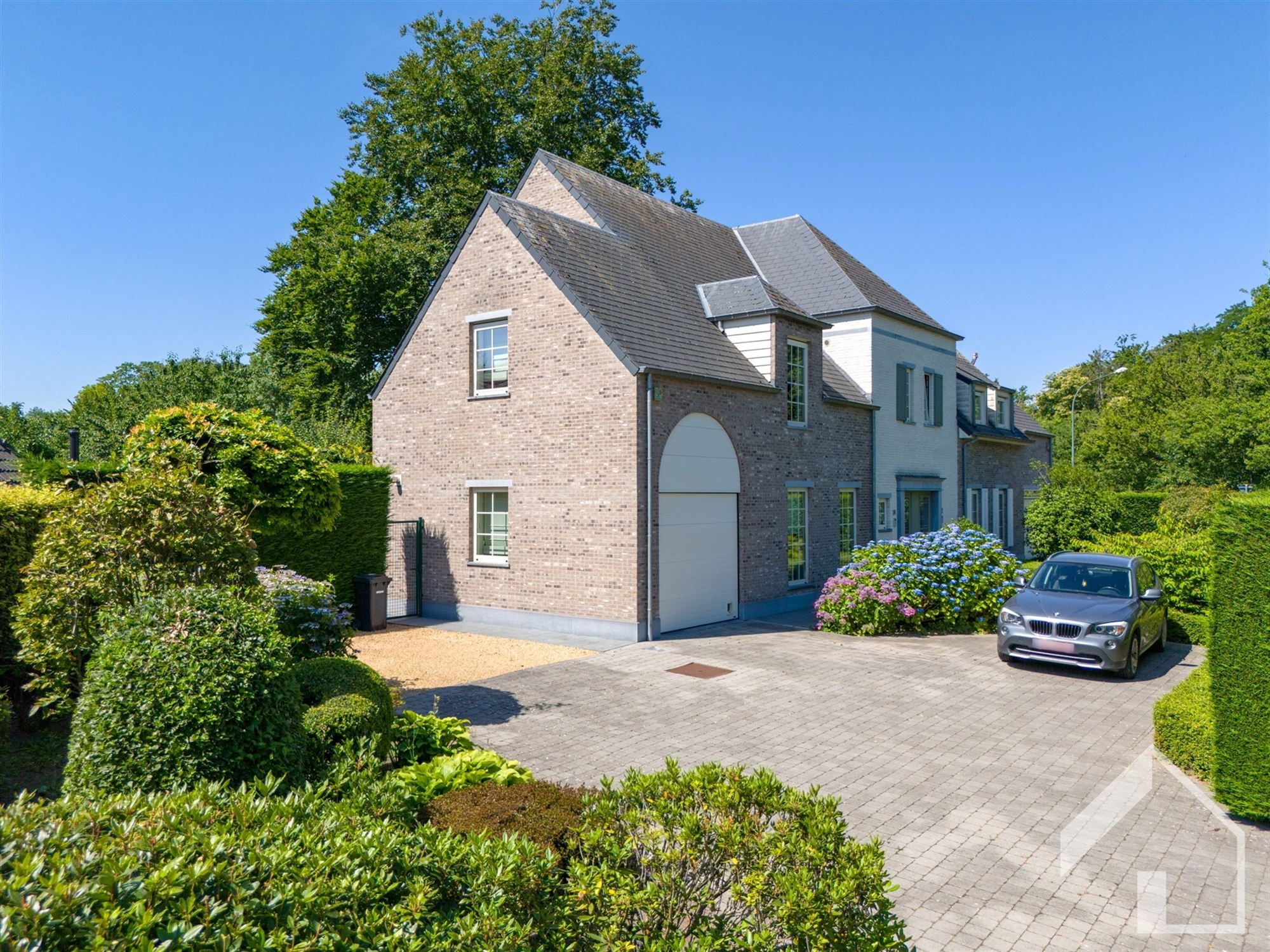 Energiezuinige woning met lift, tuin, oprit en inpandige garage foto 2