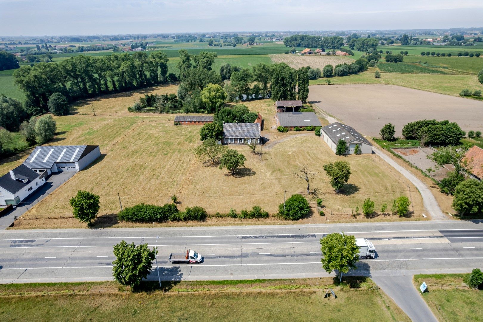 Hoofdfoto van de publicatie: Karaktervolle hoeve met rustieke elementen. Aankoop tot domein van 4 hectare.