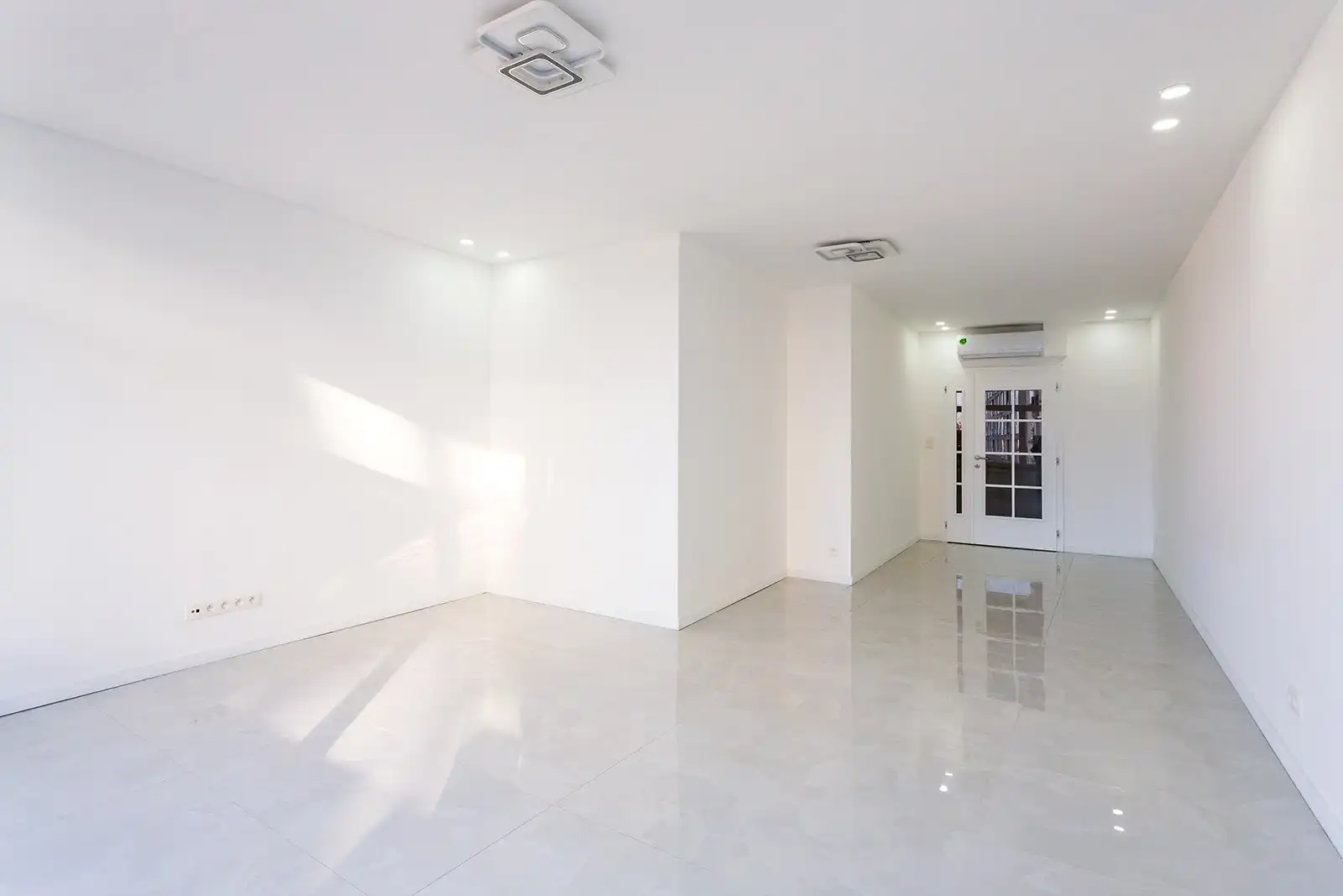 Recent gerenoveerd app. met 2 slpks en 2 terrassen foto 6