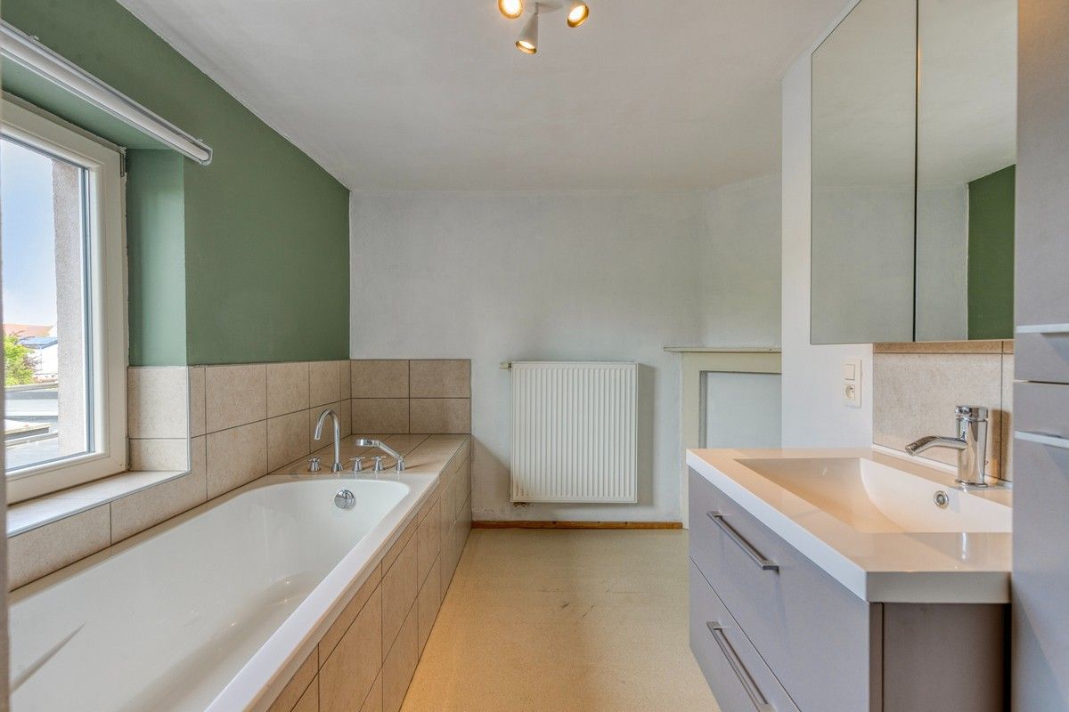 Energiezuinige woning met zonnige tuin gelegen in een residentiële straat in het centrum van Drongen. foto 12