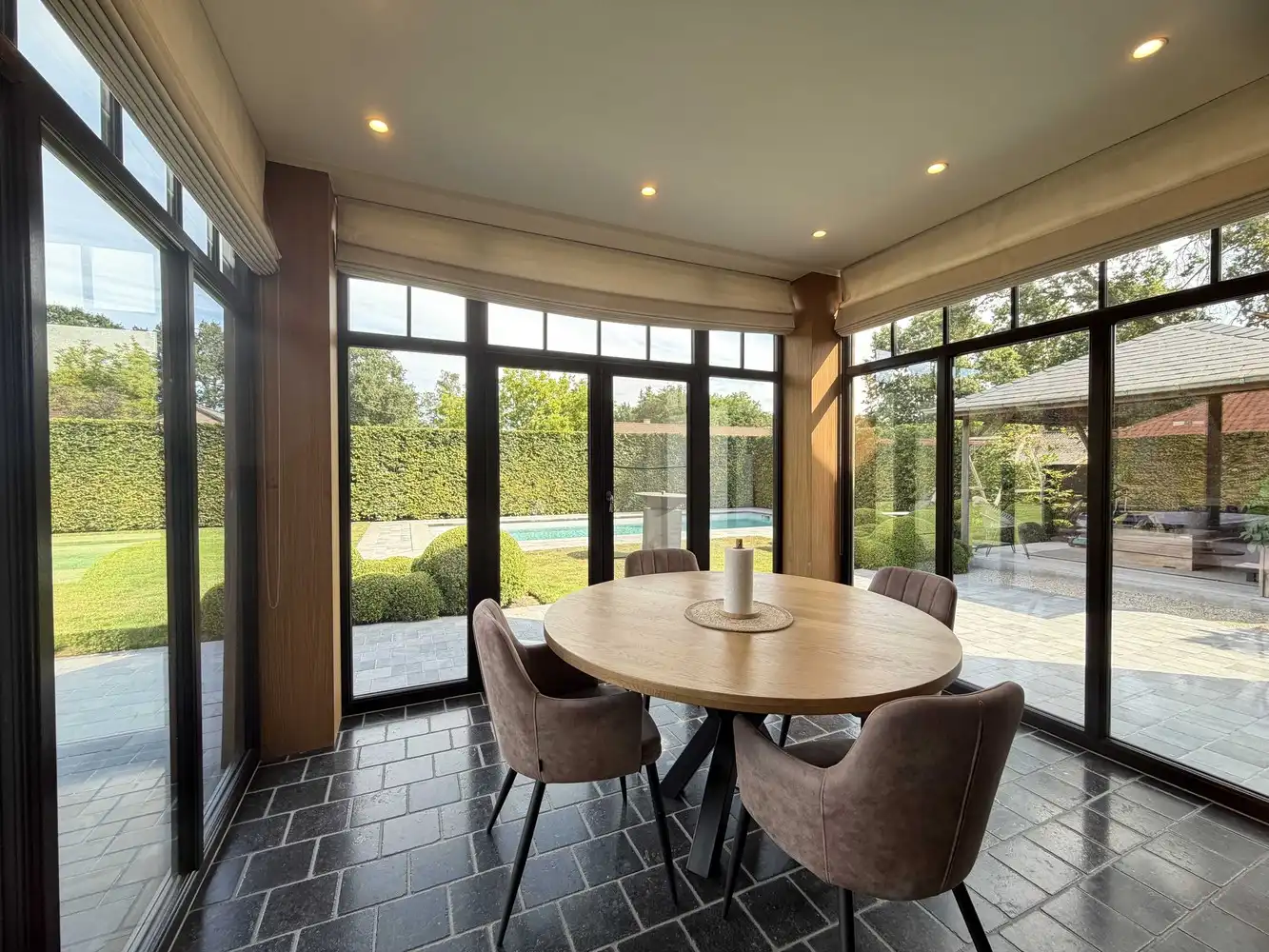 Klassevolle, recente villa (bouwjaar 2016) met hoogwaardige afwerking foto 10