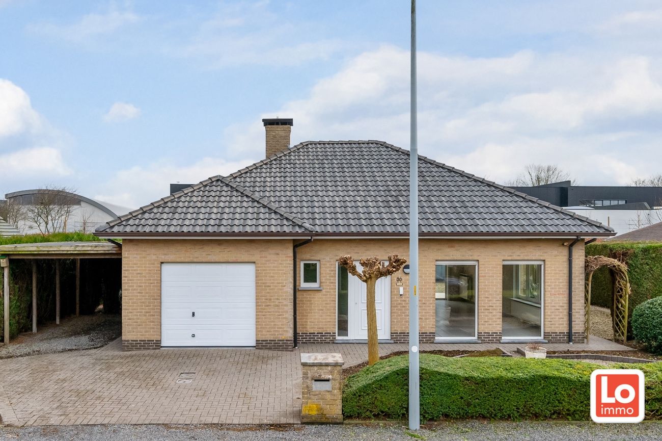 VERKOCHT! Instapklare gelijkvloerse woning met inpandige garage op een heel rustige locatie in Lochristi! foto 2