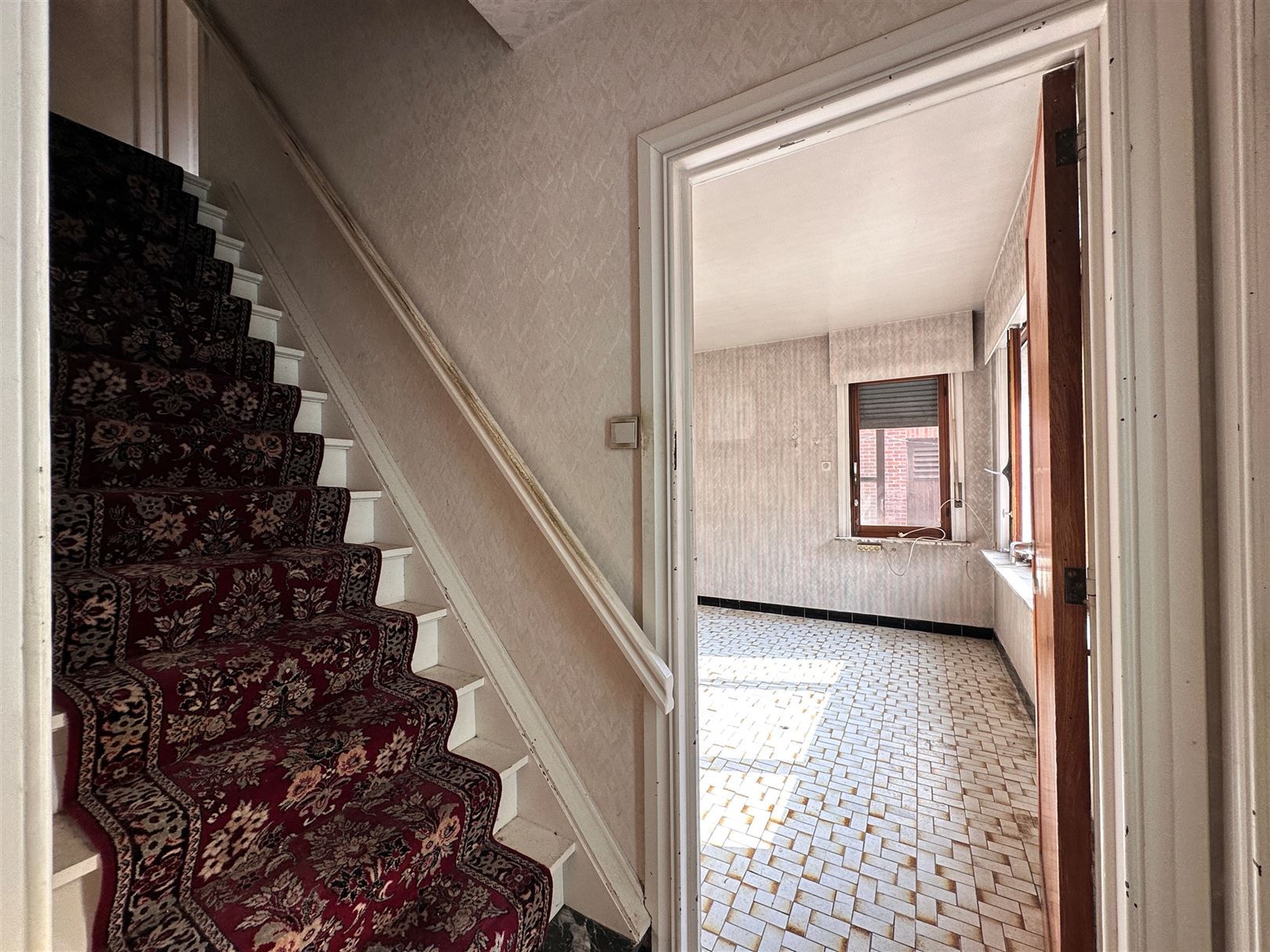 Te renoveren woning met potentieel gelegen in het landelijke Wichelen foto 8
