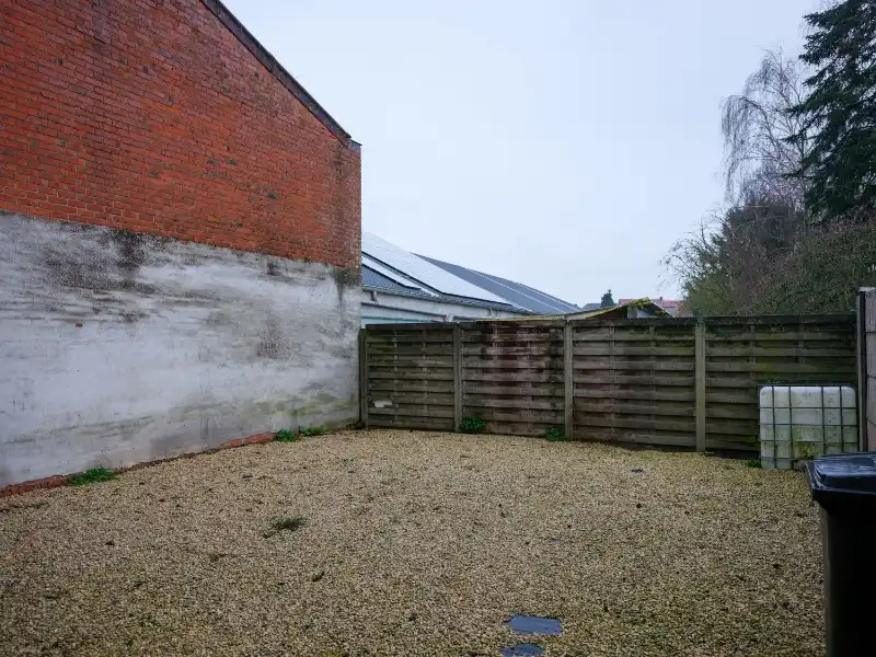 Moorslede-centrum. Gezellige te renoveren rijwoning met koer als starter of als investering. 4 slaapkamers.  Te koop via het opbod systeem van COVAST. foto 23