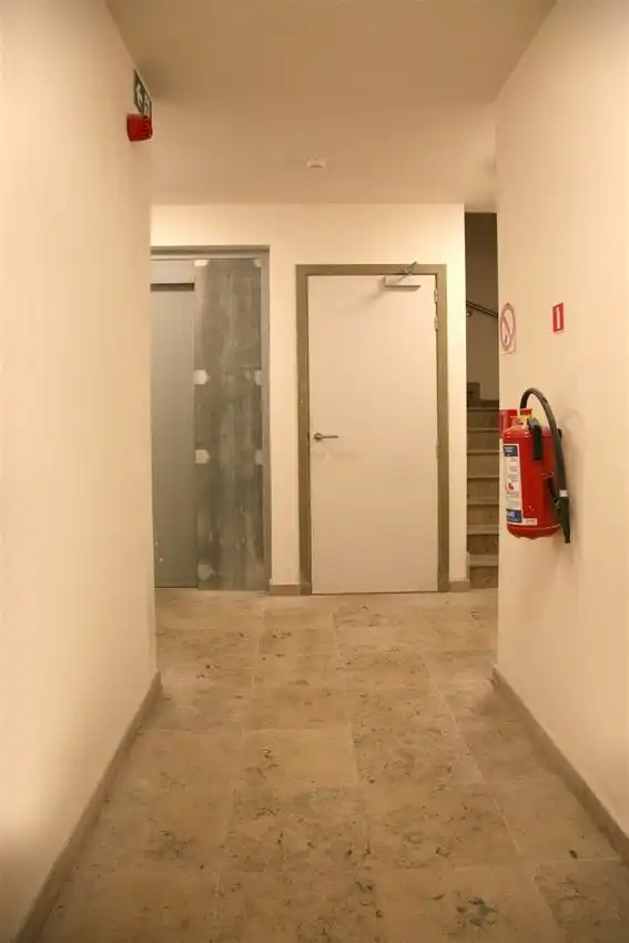 Gelijkvloers app. met 2 slpk., terras en garage, rustigere ligging foto 21