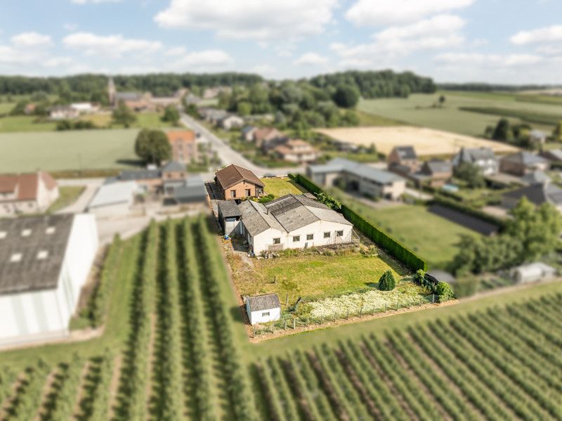 Gelijkvloerse woning met grote loods achteraan op 25are foto 2