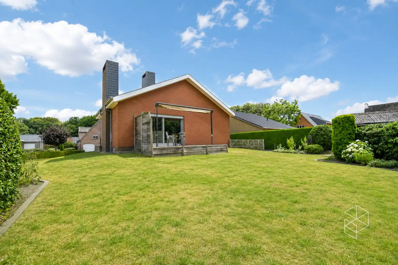 Ruime woning met grote tuin te Oostkamp foto 3