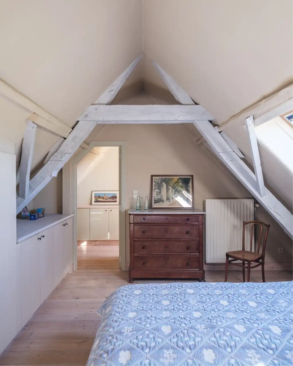 Karaktervolle hoeve met 5 slaapkamers en 4 badkamers, discreet gelegen op de tweede bouwlijn in een groene omgeving. foto 17