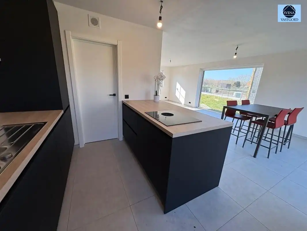 HALFOPEN NIEUWBOUWWONING MET 3 SLAAPKAMERS EN TUIN foto 5