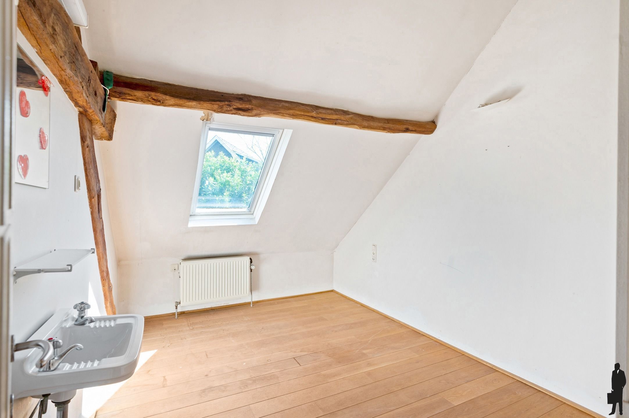 Unieke te renoveren hoevewoning met mooie parktuin foto 30