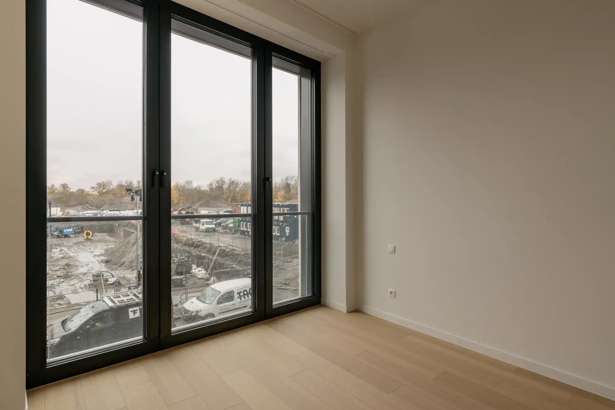 Max Dudler: uitgepuurde lijnen en Zwitserse precisie in een hoekappartement aan de Scheldekaaien. foto 12