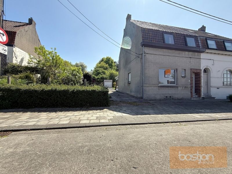 Hoofdfoto van de publicatie: 🏡 Halfopen bebouwing met tal van mogelijkheden op een rustige ligging! 🌿
