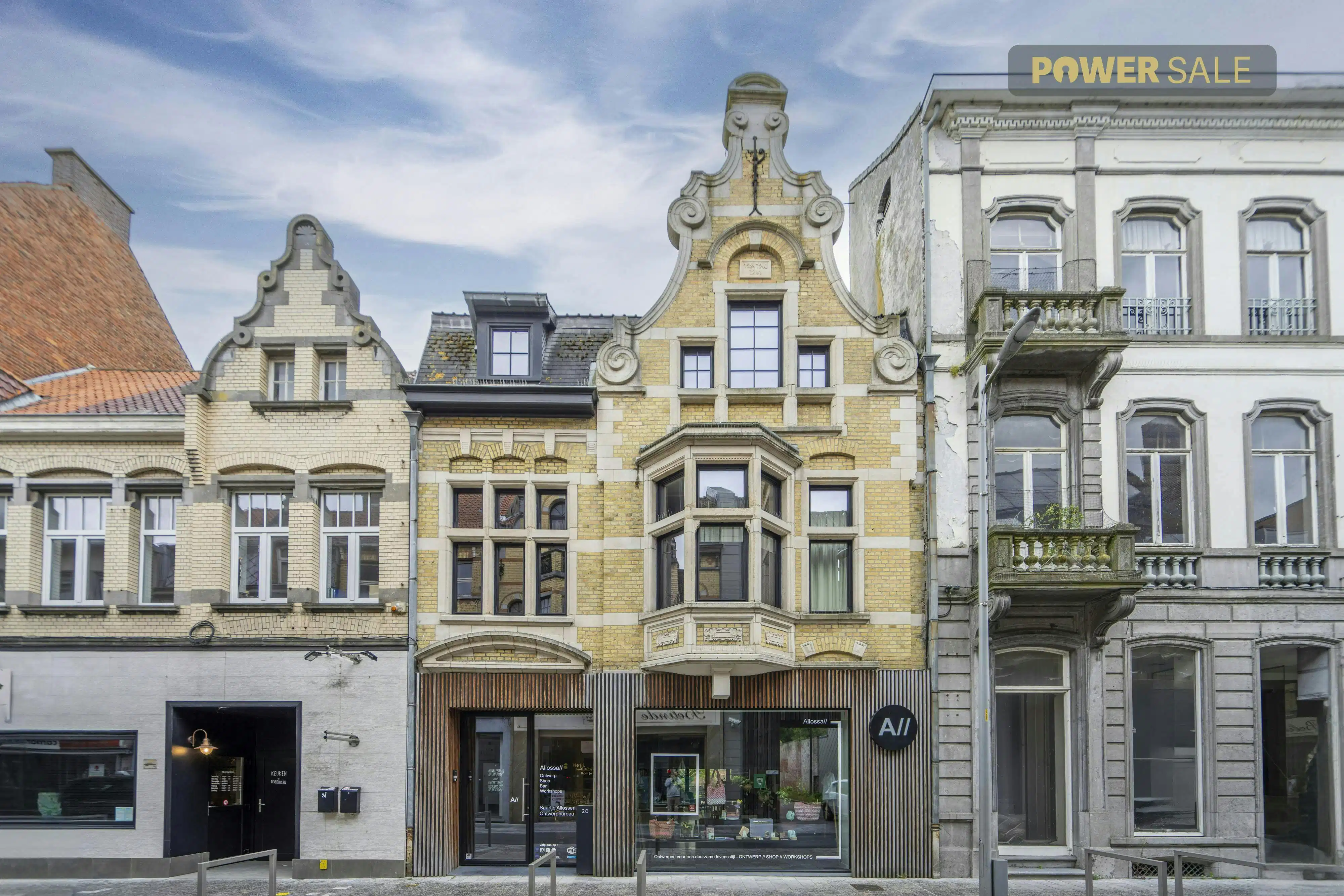 Prachtig gerenoveerde herenwoning te koop met uitweg  foto {{pictureIndex}}