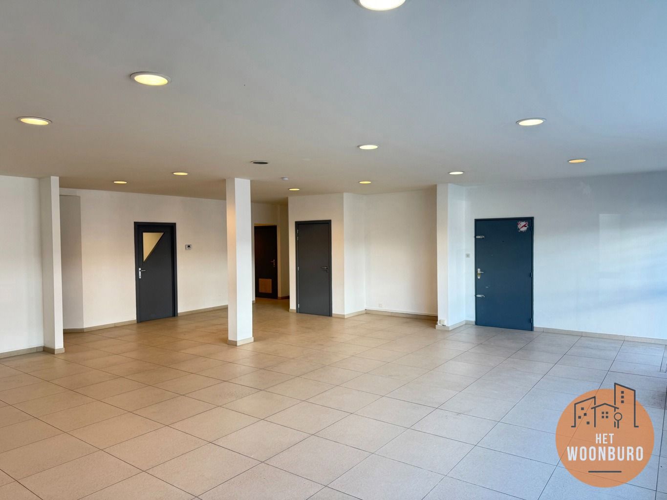 Handelsgelijkvloers met polyvalente ruimte, burelen & opslag foto 2