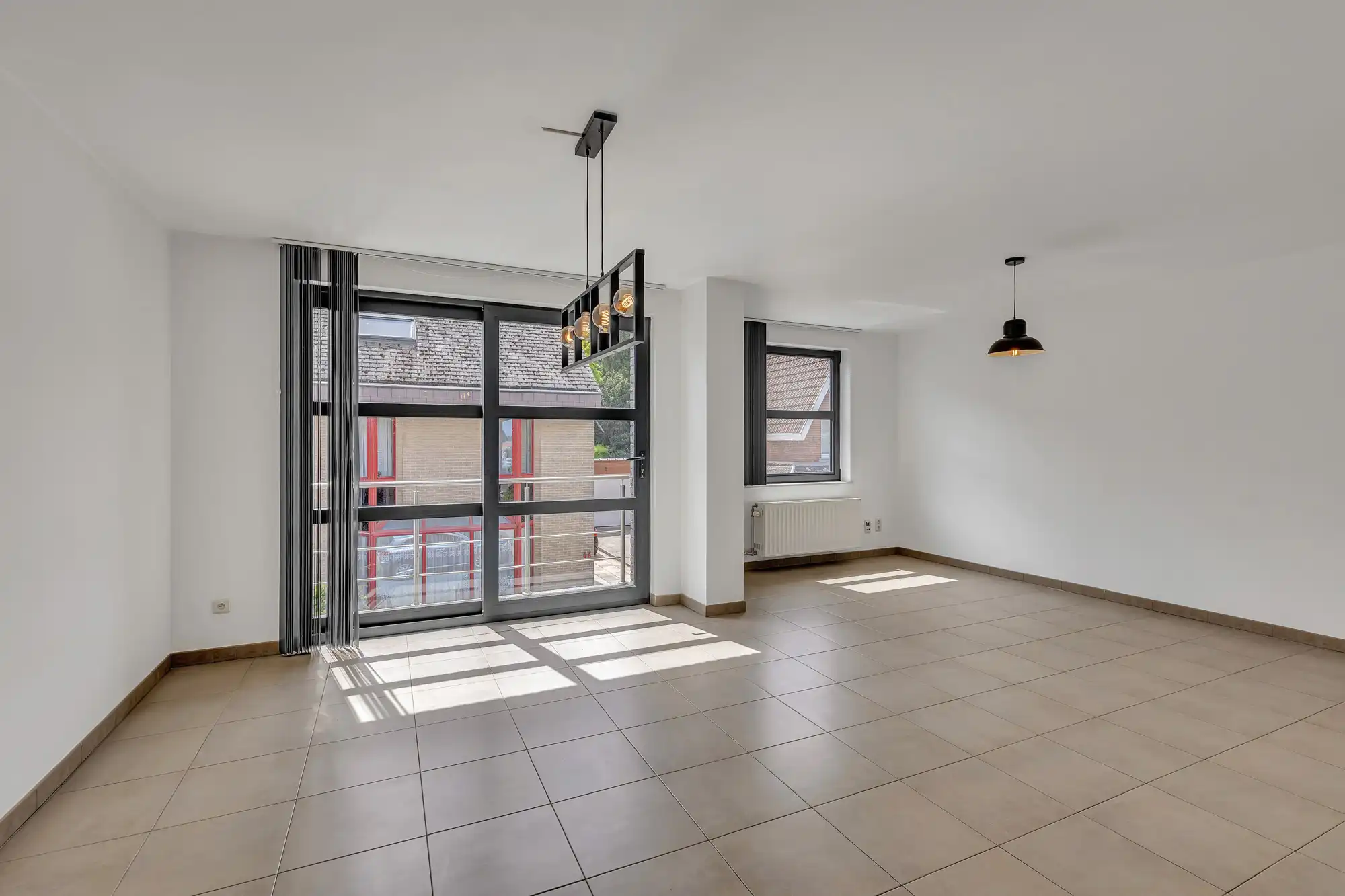 Ruim, instapklaar appartement met terras en autostaanplaats foto 3