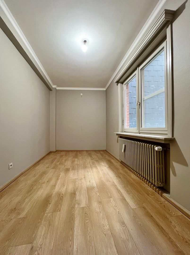 Ruime en goed onderhouden appartement met zicht op het Colaertplein. foto 7