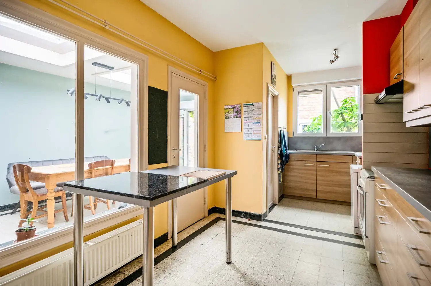 Instapklare woning met 4 slpkrs met gezellige stadstuin en garage foto 12