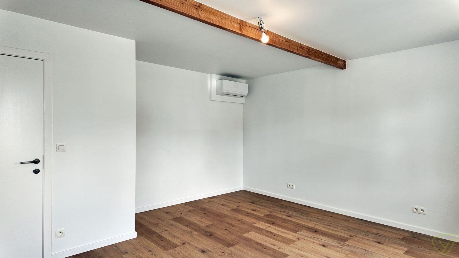 Kwaliteitsvol gerenoveerde en zeer energiezuinige woning vlakbij Veldekensbrug! foto 8