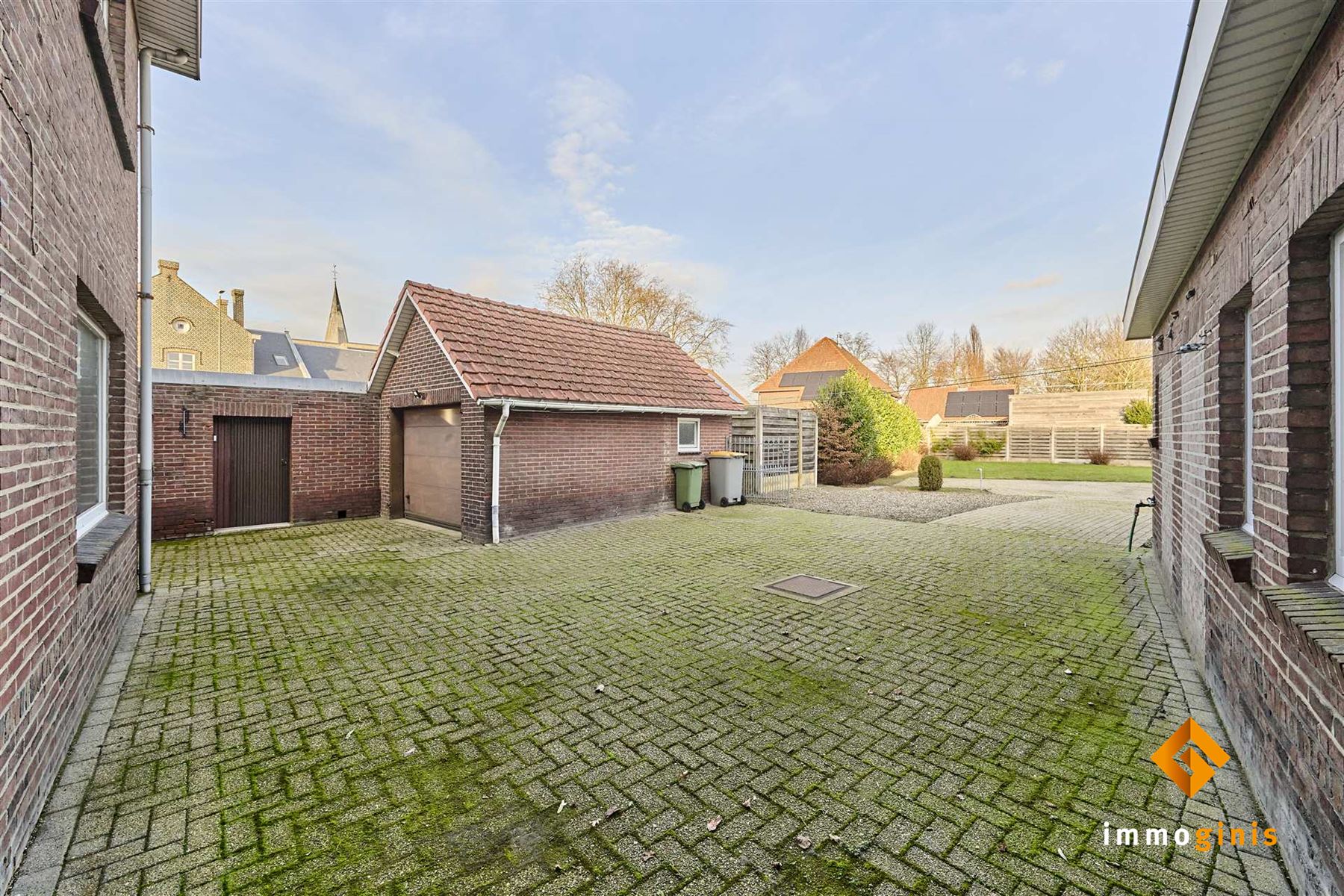 Zéér ruime woning met 5 slaapkamers en 2 badkamers op een ruim perceel van 12a40ca. Uitbreiding op zolder mogelijk! foto 22