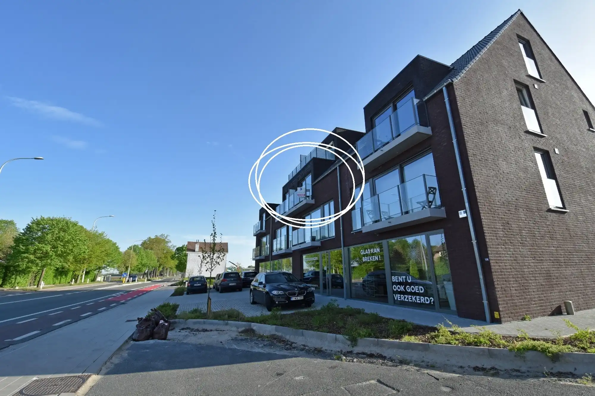 BEZOEKMOMENT WOENSDAG 15/04 VAN 16U30 TOT 18U | RECENT 2 SLPK APPARTEMENT MET TERRAS, LIFT EN INCLUSIEF AUTOSTAANPLAATS foto {{pictureIndex}}