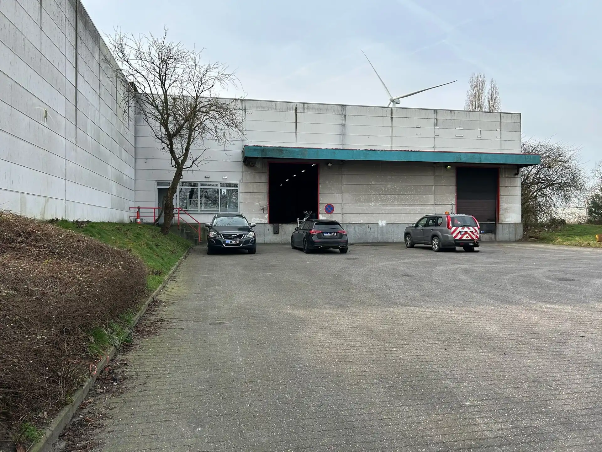 Magazijn 1.110m² met kantoor in de Transportzone Meer nabij de E19. foto 4