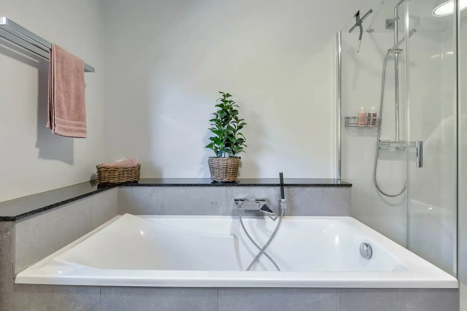 Uitzonderlijke, instapklare woning in Gellik waar stijlvol gelijkvloers wonen en hedendaags comfort samenkomen tot een uniek geheel! foto 15